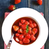 Truskawki z octem balsamicznym podawane na gorąco