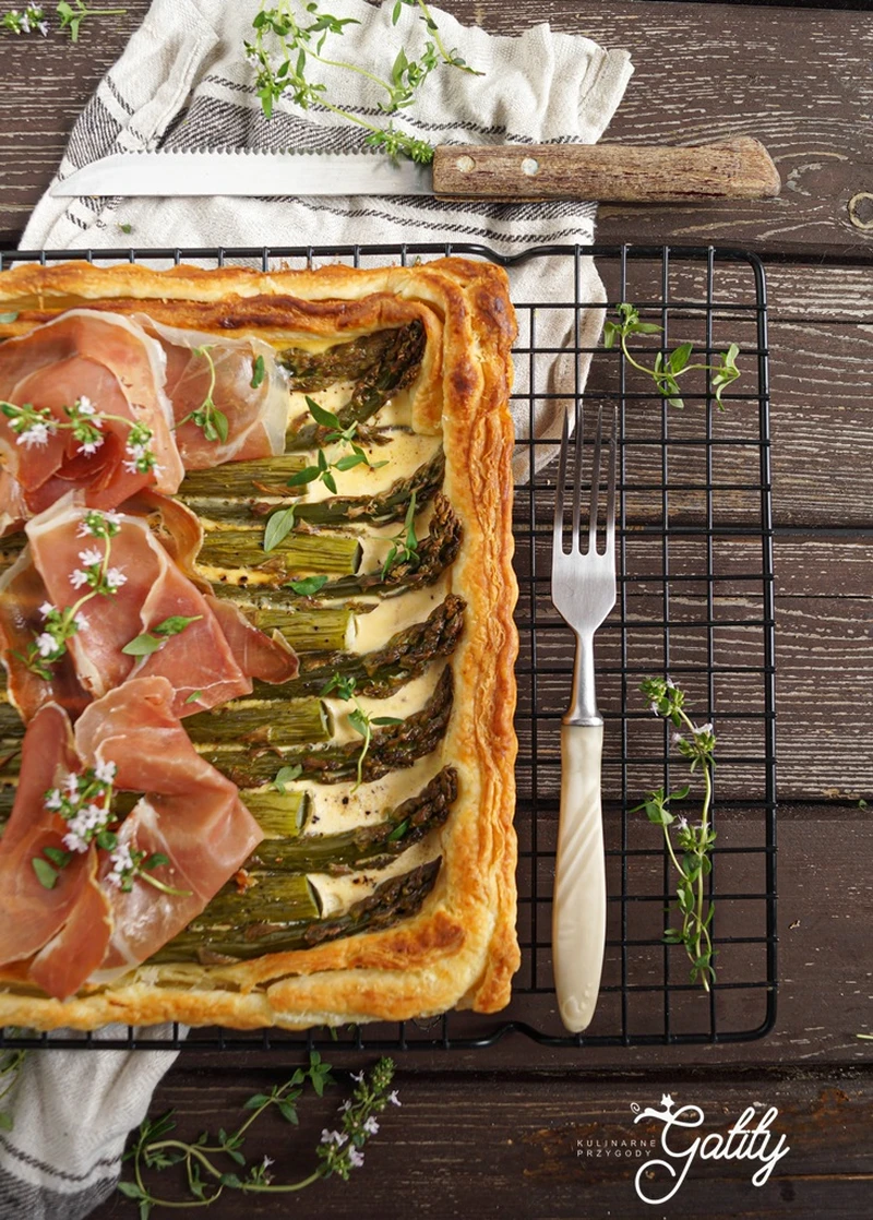 Szybka tarta ze szparagami i szynką dojrzewającą