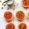 Pieczone grejpfruty aromatyzowane rozmarynem i wodą różaną podawane z waniliowym kremem z nerkowców