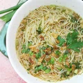 Domowa zupka chińska - przepis na ekspresowe danie z makaronem ryżowym - Via Gusto