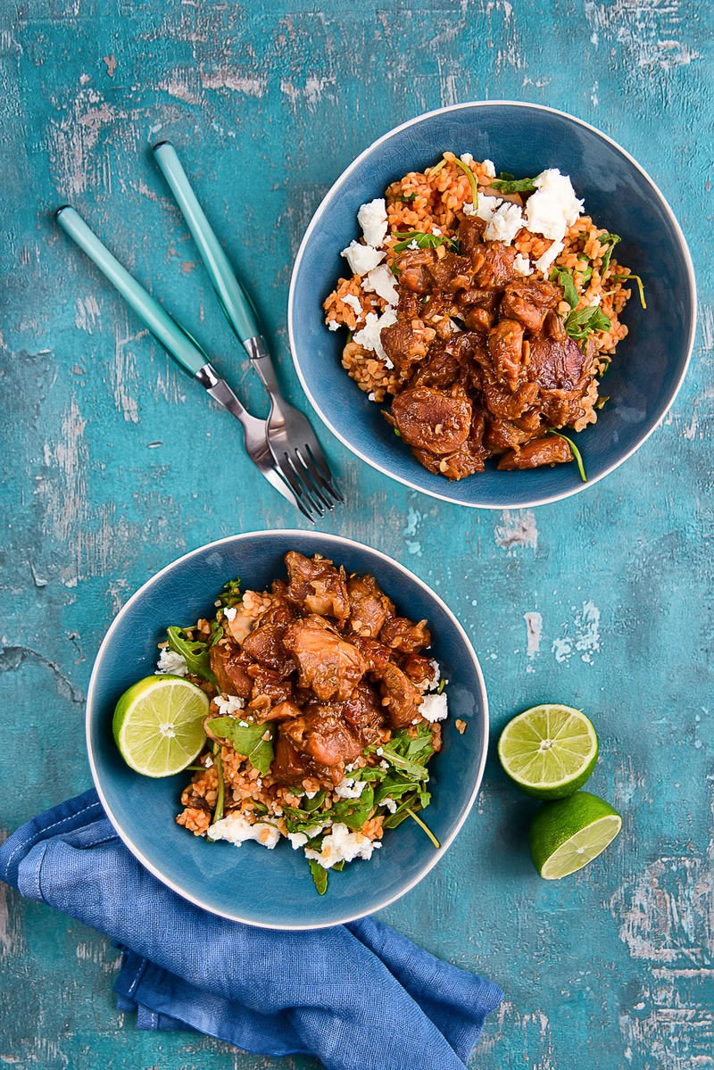 Bulgur z pieczarkami, serem feta i rukolą oraz udka duszone w sosie teriyaki