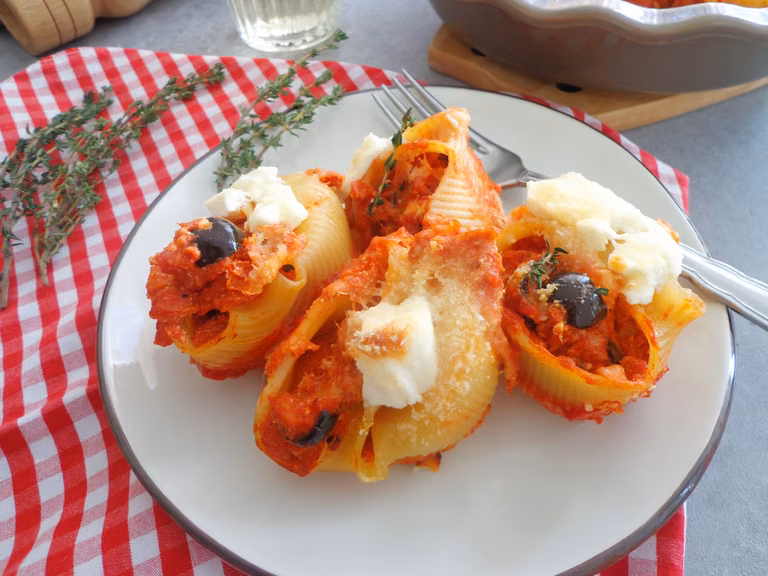 Muszle makaronowe zapiekane w sosie pomidorowym z tuńczykiem i czarnymi oliwkami