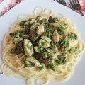Spaghetti z kurczakiem, szpinakiem i suszonymi pomidorami.