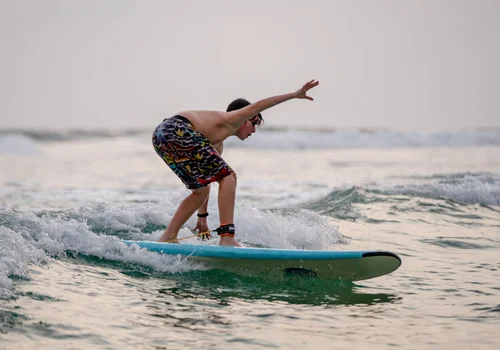 Międzynarodowy Dzień Surfingu: Historia, Znaczenie i Najlepsze Miejsca do Surfowania