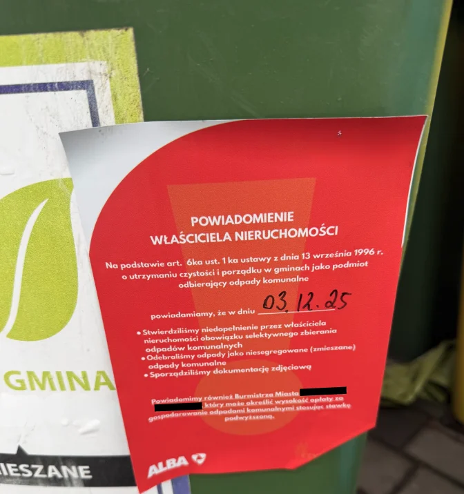 Zdjęcie Czerwone naklejki na koszach na śmieci! Coraz więcej osób dostaje takie powiadomienia #1