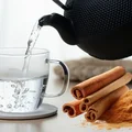 Włóż laseczkę cynamonu do kubka z gorącą wodą – zapach działa jak naturalny antydepresant!