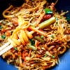 Smażony Makaron Udon z Wieprzowiną po Chińsku i Warzywami
