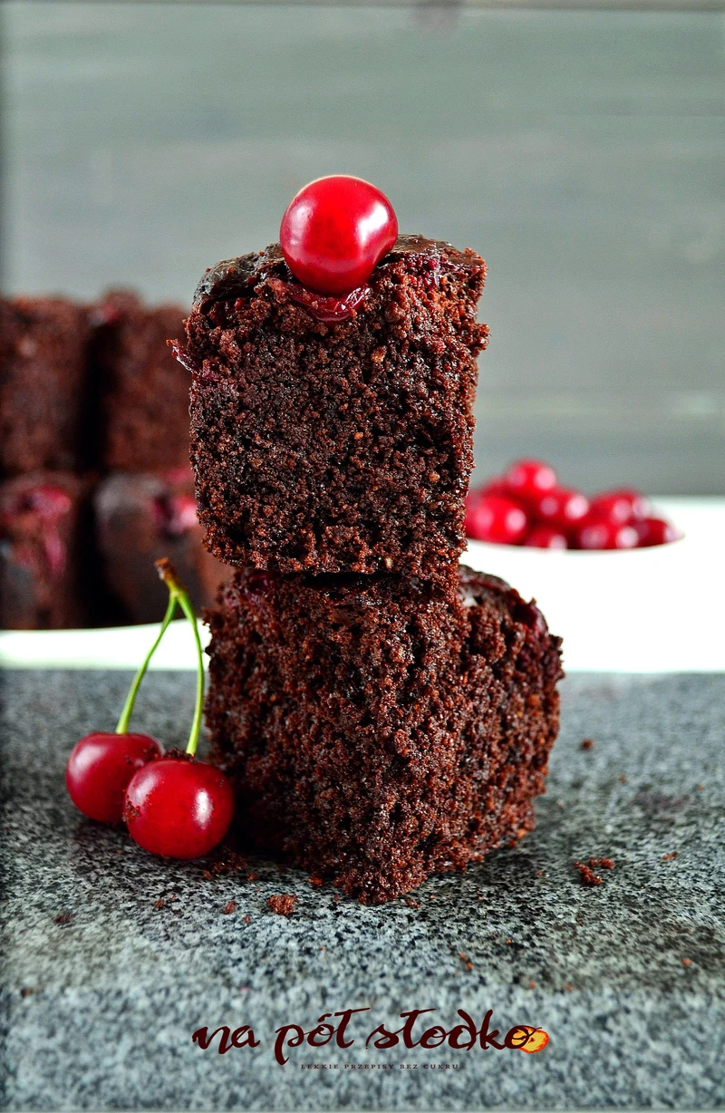 Owsiane brownie z wiśniami bez cukru, bez mleka i bez glutenu