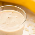 Mroźny i mleczny koktajl bananowy