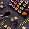 Wegańskie sushi z łososiem z marchewki i tuńczykiem z buraka