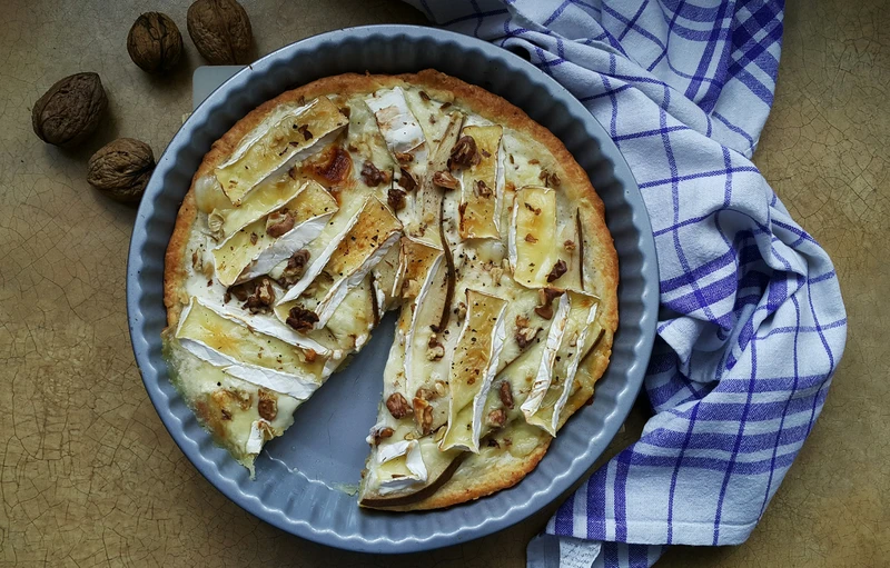 tarta z gruszką, serem camembert i orzechami