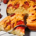 CIASTO NA BAZIE JOGURTU Z TRUSKAWKAMI I CHRUPIĄCYM SŁONYM KARMELEM