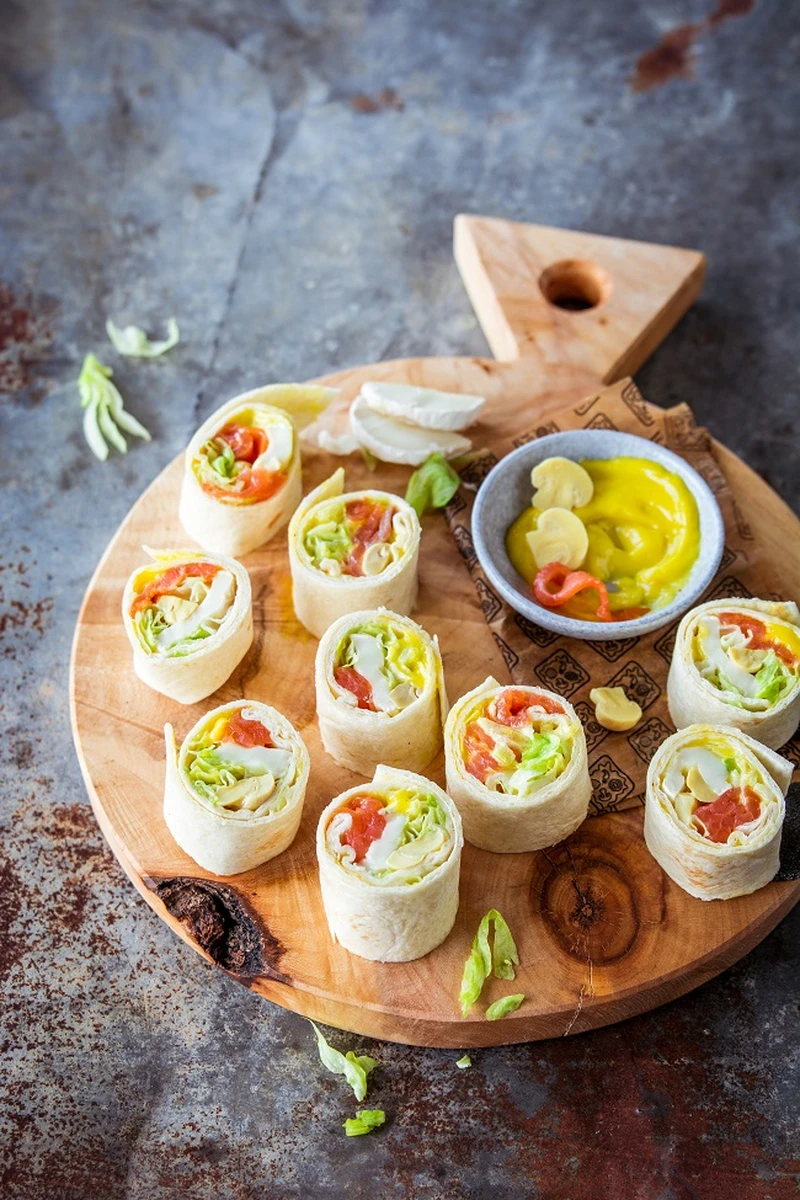 Tortilla z łososiem, kozim serem i sosem aioli