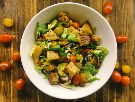 Środa: Panzanella (sałatka chlebowa z grilowanymi warzywami)