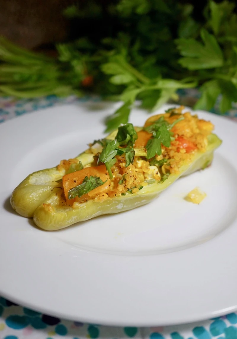 PAPRYKA NADZIEWANA KASZĄ BULGUR I FETĄ