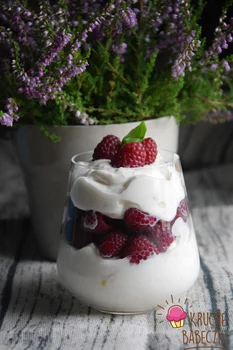 Deser z malinami, mascarpone i biszkopcikami