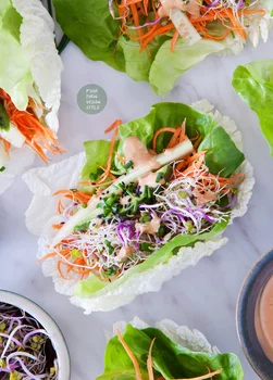 Spring rolls z kapusty pekińskiej z "makaronem" z marchewki i prostym sosem orzechowym