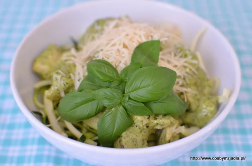 Makaron z cukinii z pesto i kurczakiem