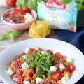Tagliatelle w pomidorowym sosie z prosciutto, pomidorkami koktajlowymi i mozzarellą