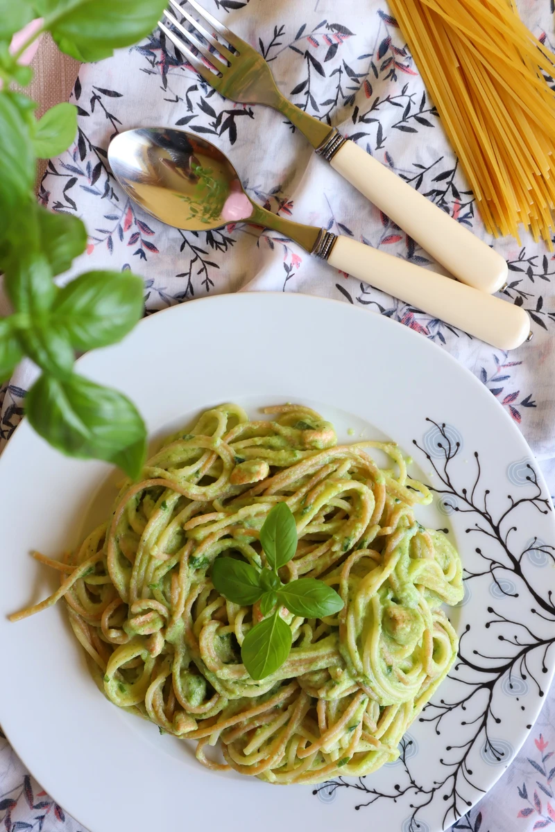 Spaghetti z łososiem w sosie z cukinii