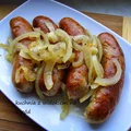 Biała kiełbasa pieczona w piwie z cebulą i majerankiem.