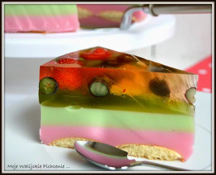 Lekki śmietanowiec z owocami