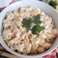 Sałatka makaronowa z pieczonym kurczakiem i marynowanymi pieczarkami.
