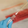 Pewna firma da naszemu rządowi 100 tys. testów na koronawirusa! Oczekuje w zamian tylko jednego