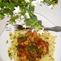 Penne z kurczakiem w sosie pomidorowo-pieczarkowym