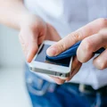 Czym wyczyścić EKRAN telefonu?