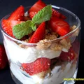 Deser z truskawkami , mascarpone i ciasteczkami owsianymi
