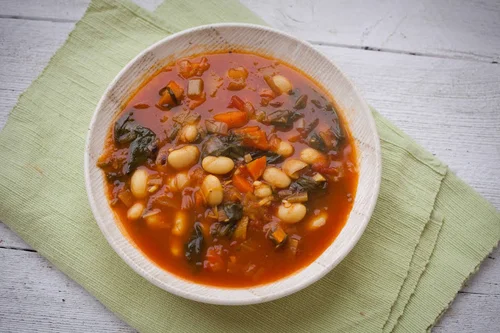 Pomidorowa zupa curry z fasolą i szpinakiem