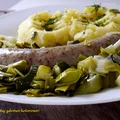 Biała kiełbasa pieczona w porach z jabłkami