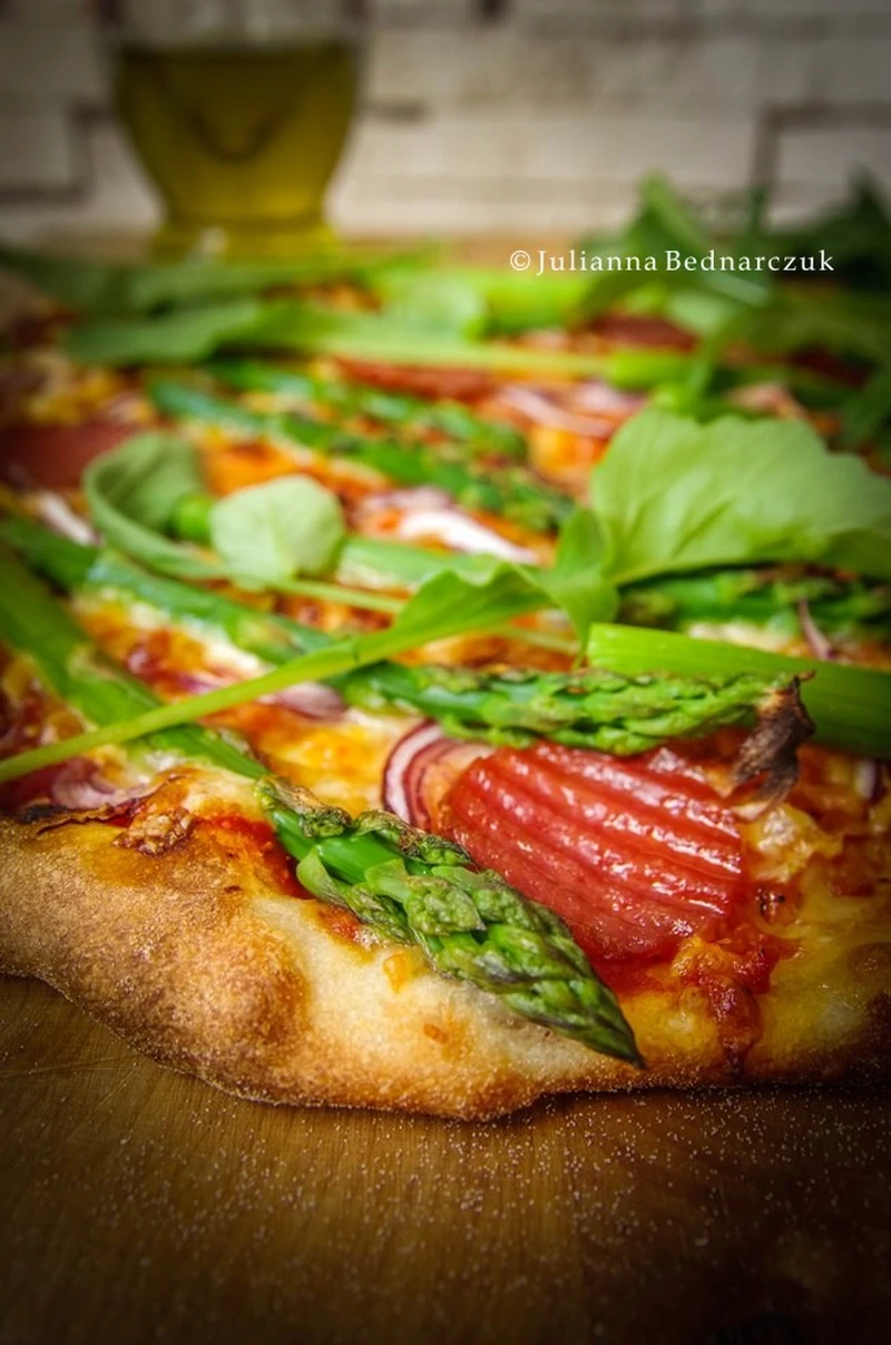 Pizza ze szparagami i salami