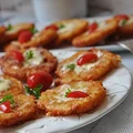 Placki ziemniaczane z żółtym serem i pomidorkami