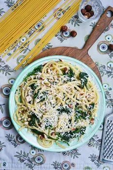 Makaron ze szpinakiem, orzechami i grana padano