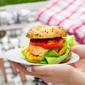 Burgery z łososia z grillowanym ananasem i lemoniadą