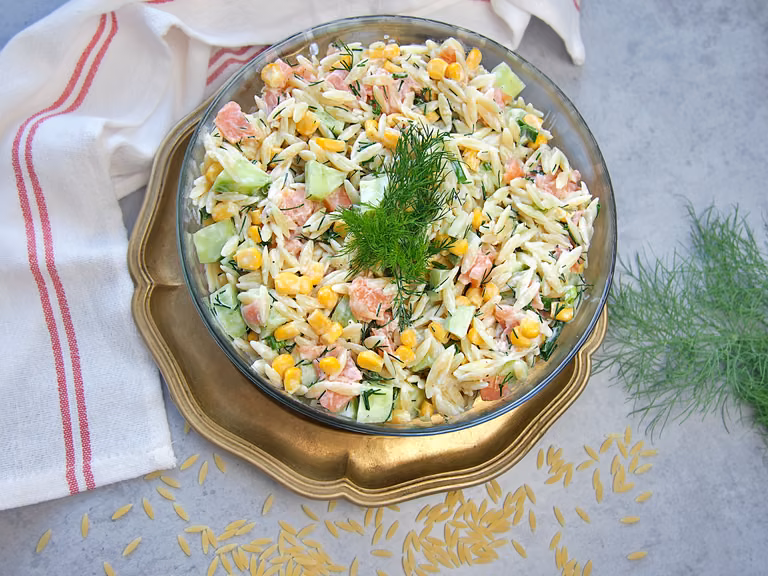 Lekka sałatka z łososiem i makaronem orzo
