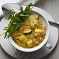 curry soczewicowe z kremem z bananów i gruszką