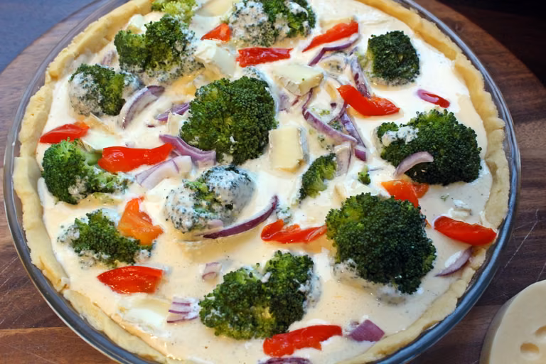 Quiche z kabanosem i brokułami