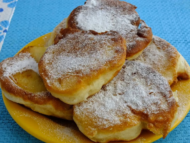 babcine drożdżowe racuchy z jabłkami