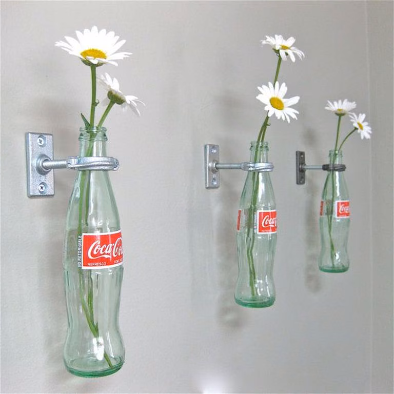 Wiszące flakoniki wykonane z butelek po coca coli