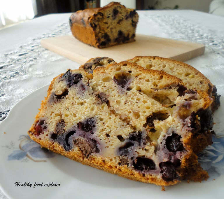 Chlebek bananowy z czekoladą i borówkami