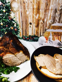 PIECZONA SZYNKA NA KANAPKI W PRZYPRAWACH Z PIEKARNIKA