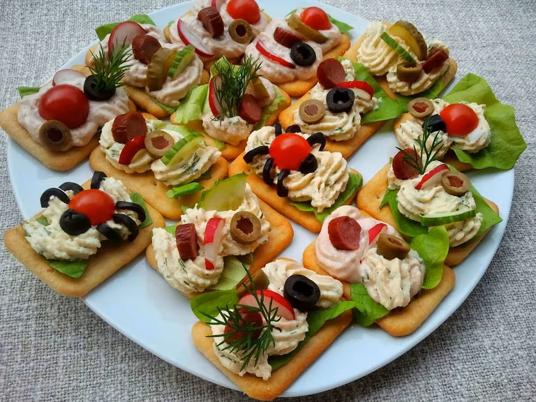 mini kanapeczki na krakersach