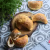 PIECZONE PIEROŻKI DROŻDŻOWE Z KABANOSEM, SUSZONYM POMIDOREM, KUKURYDZĄ I MOZZARELLĄ
