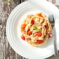 Domowe tagliatelle z tuńczykiem i pomidorami