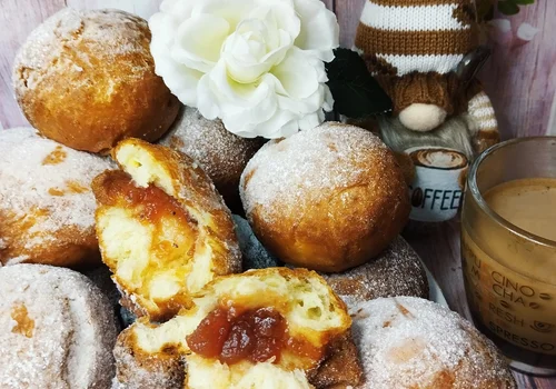 Domowe pączki na mleku i śmietanie z drożdży suszonych