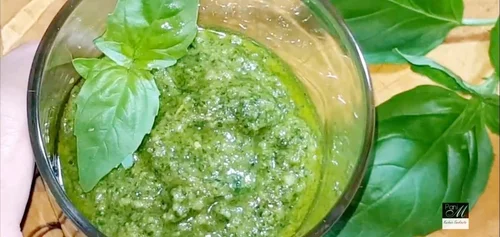 Pesto z bazylii.
