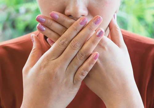 Odczuwasz to rano w jamie ustnej? Twój organizm wysyła ważny sygnał ostrzegawczy!